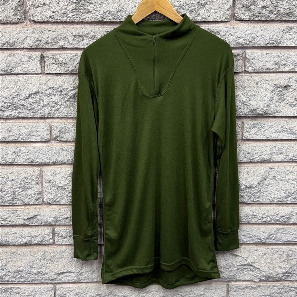 Canadian armed forces lifa thermal shirt Medium
